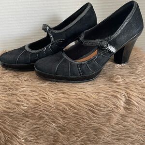 Clarks Artisan ladies dress|work|office heeled shoes 
Size 7 very good condition